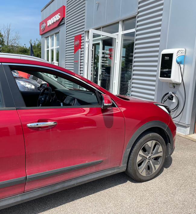 Vega Wallbox mit Auto